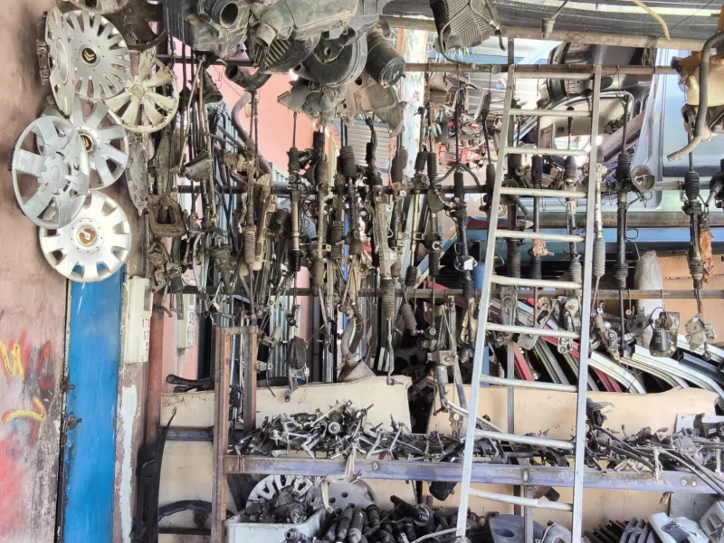 Garagede MR AHMED SALIBI pour les ventes des anciennes pieces, 2 / 2